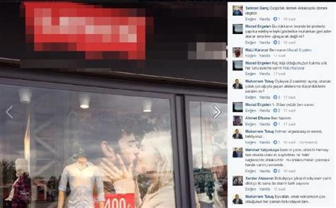L­e­w­i­s­ ­M­a­ğ­a­z­a­s­ı­n­ı­n­ ­v­i­t­r­i­n­i­n­d­e­k­i­ ­ö­p­ü­ş­e­n­ ­ç­i­f­t­ ­f­o­t­o­ğ­r­a­f­ı­ ­A­K­P­­l­i­ ­y­ö­n­e­t­i­c­i­y­i­ ­r­a­h­a­t­s­ı­z­ ­e­t­t­i­